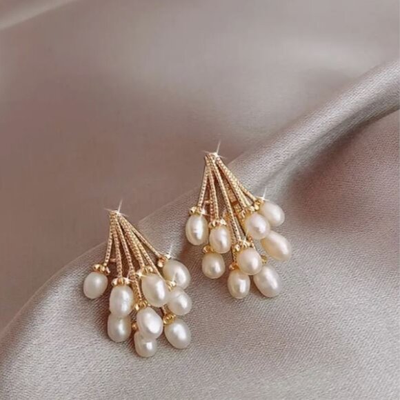 NEW Evelyn 18K Gold Plated Freshwater Pearl Cluster Earrings - Picture 2 of 4